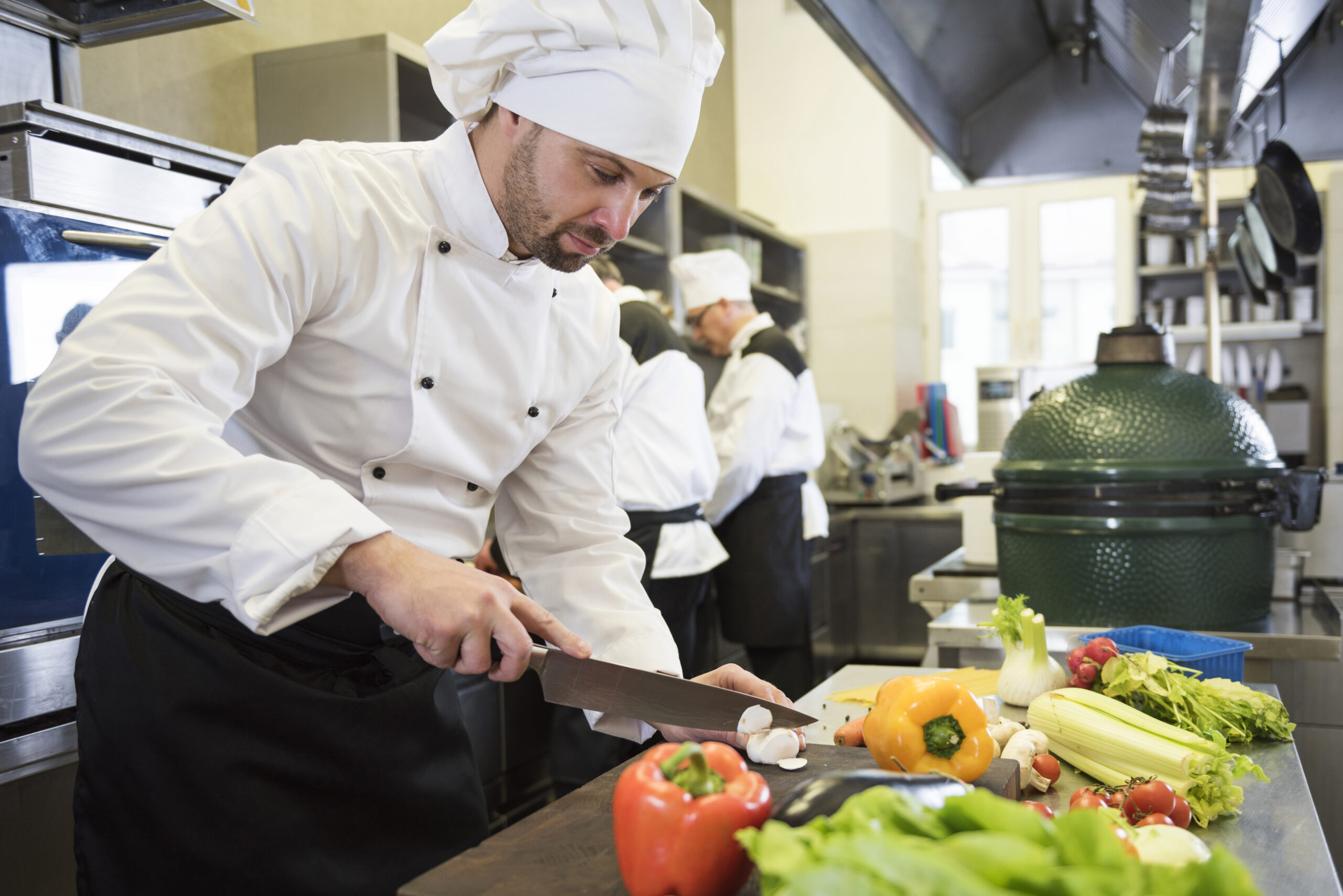 Chef cocinando con ingredientes orgánicos